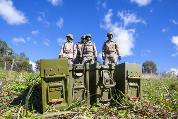 boîtes à munitions et soldats en arrière-plan avec un ciel bleu et des nuages blancs
 - Photo, image