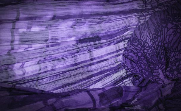 Texture de fond, ornement décoratif, tissu de soie bleu Lilas foncé, motif floral, ondulation, récif, ondulé, ondulé, ondulé, ondulé, petite vague ou une série de vagues à la surface du tissu
, - Photo, image