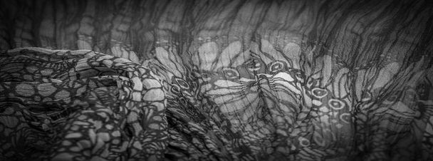 Textura de fondo, Tela de seda negra y blanca, plateada. titanio. patrón floral, corrugación, arrecife, ondulación, ondulación, ondulaciones, una pequeña ola o una serie de ondas en la superficie de la tela, - Foto, imagen