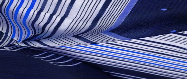 Patrón de textura, colección, tela de seda, fondo azul con un patrón de rayas de líneas blancas y moradas, tema mexicano, trajes de poncho mexicano - Foto, Imagen