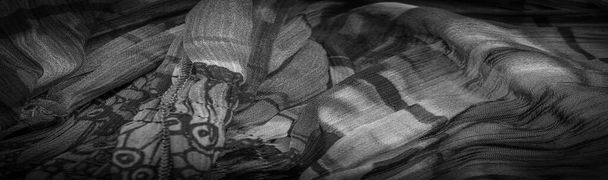 Textura de fundo, tecido de seda preto e branco, prata. Titânio. padrão floral, corrugação, recife, ondulação, ondulação, ondulações, uma pequena onda ou uma série de ondas na superfície do tecido, - Foto, Imagem