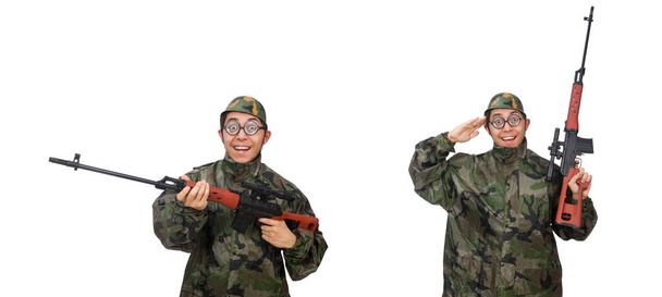 Militar con un arma aislada en blanco
 - Foto, imagen