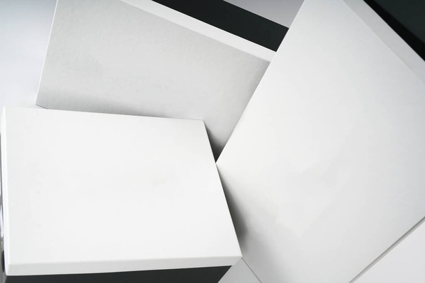 Konstrukcja indywidualnego pudełka do skórzanych butów na kostkę. Skład do marketingu promocja wizualna produktów przyjaznych dla środowiska papieru. - Zdjęcie, obraz