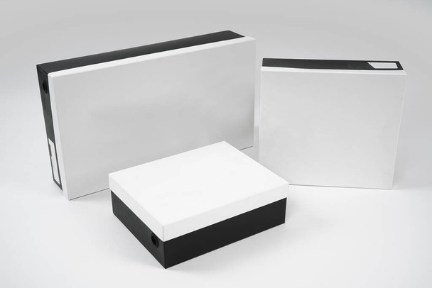 Egyedi doboz kialakítása a bőr bokacipőkhöz. A papíralapú környezetbarát termékek vizuális promóciójának összetétele. - Fotó, kép