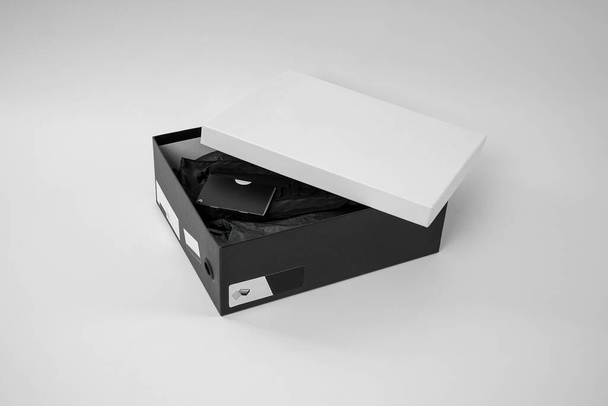 Diseño de una caja individual para botines de piel. Composición para la promoción visual de la comercialización de productos ecológicos en papel
. - Foto, Imagen