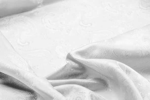 Textura fondo Tela de seda Color blanco negro Lujosa mano de seda suave es patrón paisley blanco y negro De hecho, la impresión de sellos se combina con cortinas líquidas para crear nada más que un diseño elegante - Foto, Imagen