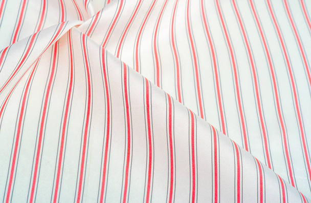padrão texturizado, composto têxtil, tecido de seda densa, branco com linhas vermelhas e cinza, traço no tecido, faixa estreita. traço, traço, traço, traço, - Foto, Imagem