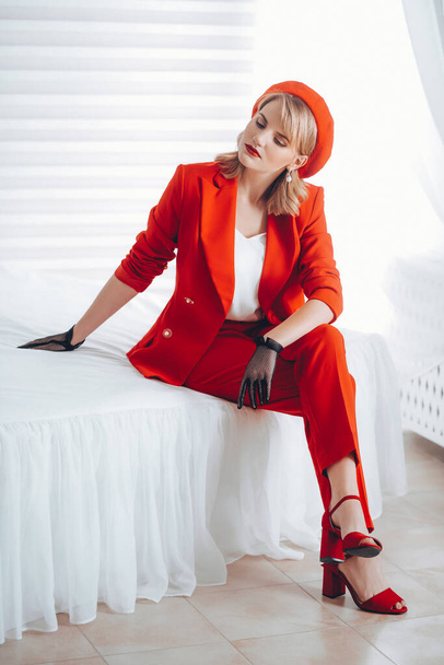 retrato de hermosa mujer rubia en traje rojo
 - Foto, Imagen