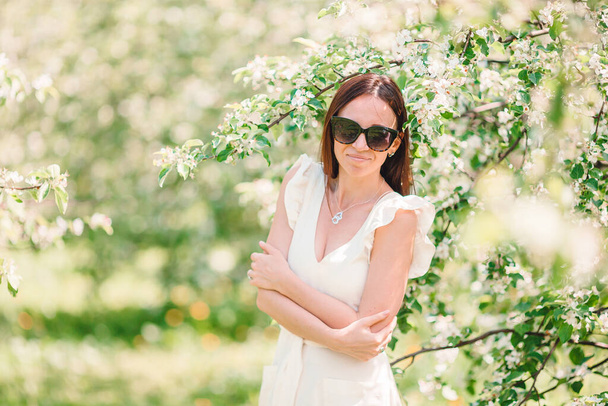 Krásná žena těší vůni na jaře třešňové zahrady - Fotografie, Obrázek
