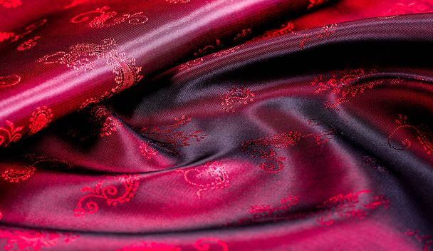 Textura, tela, seda roja con patrón paisley. Esta hermosa seda impresa Charmeuse tiene un patrón paisley audaz. En el aspecto patriótico hay colores rojos, la tela tiene una mano resbaladiza - Foto, imagen