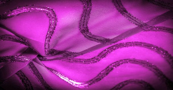 el ornamento de la decoración, la tela transparente es de color púrpura-rojo con rayas brillantes innatas, el material que permite que la luz pase a través de él para que los objetos detrás sean claramente visibles
. - Foto, Imagen