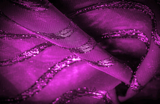 l'ornement du décor, le tissu transparent est rouge-violet avec des rayures brillamment innées, le matériau permettant à la lumière de passer à travers elle afin que les objets derrière sont clairement visibles
. - Photo, image