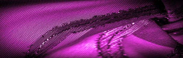 koriste sisustus, läpinäkyvä kangas on violetti-punainen kirkkaasti synnynnäisiä raitoja, materiaali mahdollistaa valon läpi niin, että esineet takana ovat selvästi näkyvissä
. - Valokuva, kuva