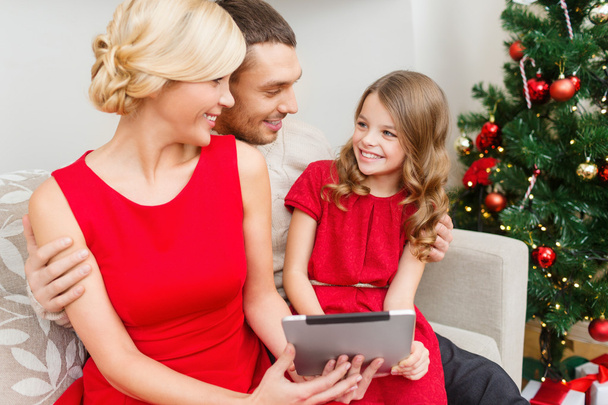 Smiling family with tablet pc - Fotoğraf, Görsel