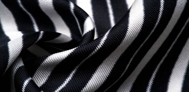 Seidengestreifter Stoff. Schwarze und weiße Streifen. Diese wunderschöne, superweiche Seidenmischung aus mitteldickem Gewebe ist perfekt für Ihre Designprojekte. Es ist auf der Rückseite für ein luxuriöses Gefühl gebürstet - Foto, Bild