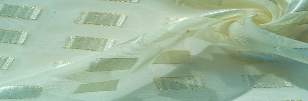 textura, fondo, patrón, postal, tela de seda con inserciones de platino cuadrado de metal, bordes con una línea de oro, colores pastel de marfil, - Foto, imagen