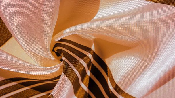 Texture, fond, tissu de soie à rayures jaunes. La conception de ce tissu est dédiée à une mosaïque de lapin blanc représentant l'apparence d'un gilet fabuleux. - Photo, image