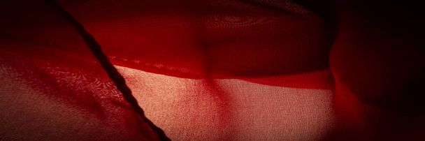 Textura, pozadí, vzor, červený satén je tkanina, která má obvykle lesklý povrch a matný hřbet, saténová vazba se vyznačuje čtyřmi nebo více výplňovými nebo útkovými nitěmi, - Fotografie, Obrázek