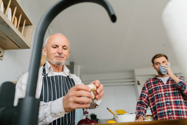 Senior-Vater wusch Pilze in der Küche - Foto, Bild