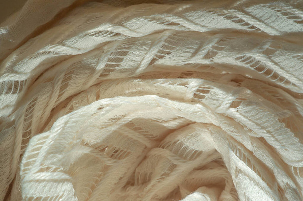 Textura, fondo, patrón, tela de seda, tul de encaje en capas, bufanda de punto de diamante de invierno liso premium en forma de bucles infinitos - blanco - Foto, Imagen