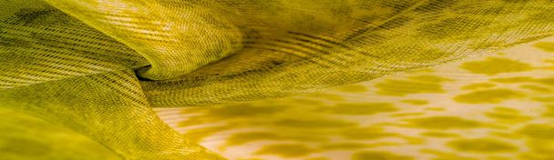 A textura, fundo, padrão, tecido de seda amarelo branco é têxtil. Suas propriedades diferem do material tecido em que é mais flexível e mais fácil de projetar. - Foto, Imagem