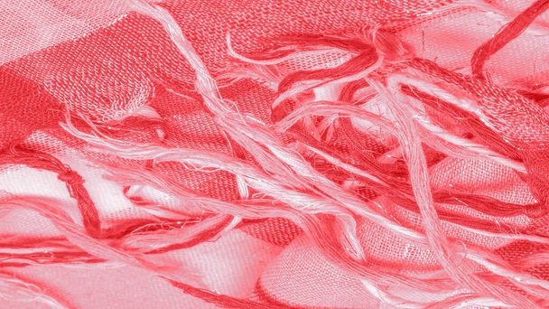 Текстура фона шелковый шарф женщины красного цвета с металлической полосой. Шарф украшен тонким лоскутным рисунком в пастельных тонах абстрактных шотландских мотивов проверенной ткани - Фото, изображение