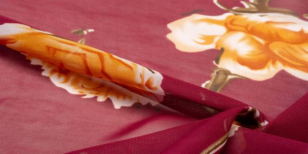 Textura, pozadí, vínová hedvábná tkanina s růžovým květinovým potiskem. Vaše projekty jsou vyvíjeny v našem studiu designéry, kteří mají hluboké znalosti v používání jejich konečného produktu. - Fotografie, Obrázek