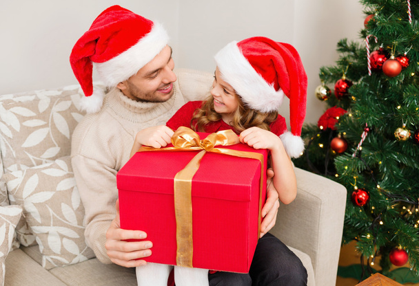 Smiling father and daughter opening gift box - Foto, immagini