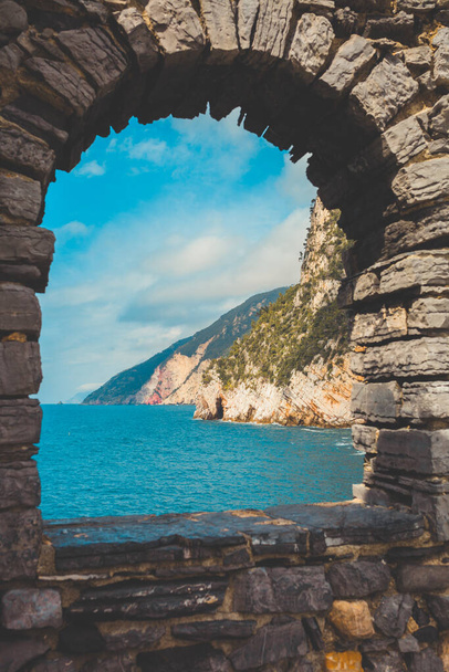 Portovenere, grotta di Byron, hermoso paisaje costero de Cinque Terre, Costa de Liguria, La Spezia, Italia
 - Foto, imagen