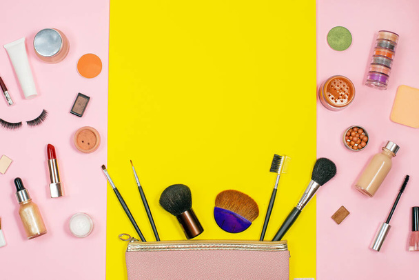 Conjunto de cosméticos decorativos sobre fondo de color. Maquillaje herramientas de cosméticos fondo y cosméticos de belleza - Foto, Imagen