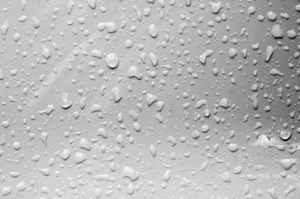 夏の雨車の塗料に水の滴。液体の小さな丸形又は洋ナシ形の部分であって、表面に垂れ、又は付着するもの. - 写真・画像