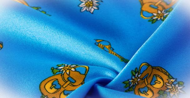 Textur, Hintergrund, Muster, blaue Seide mit Schuhabdruck in Form eines Blumentopfes, Organza ist ein dünner, glatter, transparenter Stoff, der traditionell aus Seide hergestellt wird. - Foto, Bild