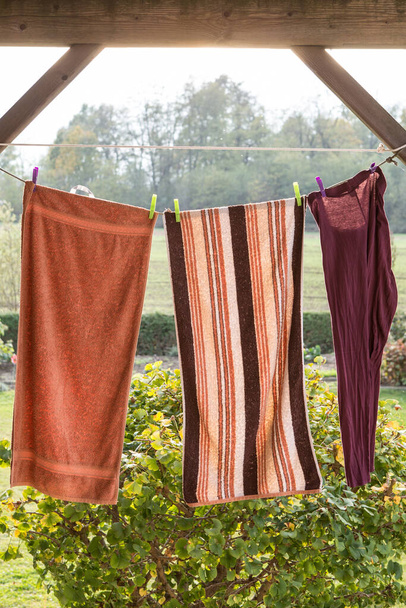 Wäschetücher wiegen draußen und trocknen auf einem Seil - Foto, Bild