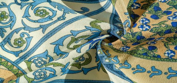 Tekstura tło wzór pocztówka, jedwabna tkanina, umiarkowane spokojne kolory, królewski wzór monogram, niebieska stal zielone brązowe kolory na tkaninie. Twój projekt będzie przesiąknięty duchem średniowiecza. - Zdjęcie, obraz