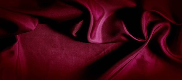 質感と赤い絹の布のパノラマ写真。シルクデューク気分サテン-美しく、法的な。通常のサテンは平均的な重さで手がしっかりしています. - 写真・画像