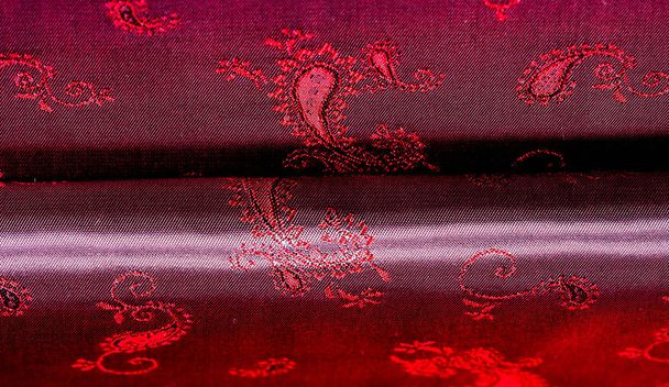 Textura, tela, seda roja con patrón paisley. Esta hermosa seda impresa Charmeuse tiene un patrón paisley audaz. En el aspecto patriótico hay colores rojos, la tela tiene una mano resbaladiza - Foto, Imagen