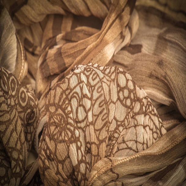 Textura de fondo, adorno decorativo, tela de seda marrón-beige, patrón floral, ondulación, ondulación, ondulación, ondulaciones, una pequeña ola o una serie de ondas en la superficie de la tela, - Foto, imagen