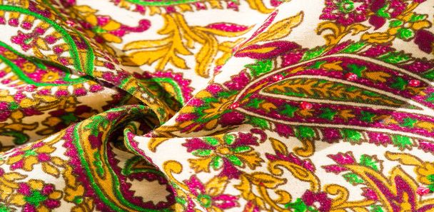 Achtergrond textuur, patroon, paisley stof katoen. Ontworpen door Kaffe Fassett voor Free Spirit, is het kleurenpalet van deze grote paisley groen met warme roze, kobaltblauwe, fuchsia en paars. - Foto, afbeelding