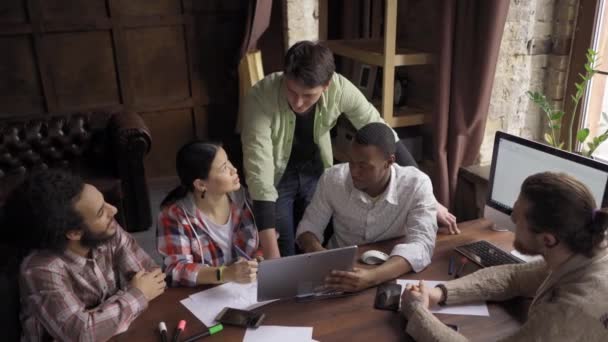 Brainstorming-Zeit für Geschäftspartner unterschiedlicher ethnischer Zugehörigkeit - Filmmaterial, Video