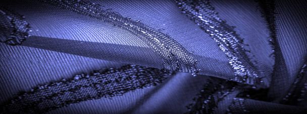texture fond image, le tissu est transparent bleu profond avec des rayures congénitales vives, le matériau permettant à la lumière de passer à travers elle afin que les objets derrière sont clairement visibles. - Photo, image