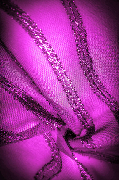 ozdoba výzdoby, průsvitná tkanina je purpurově-červená s jasně vrozenými pruhy, materiál umožňuje světlo projít, takže předměty za ní jsou jasně viditelné. - Fotografie, Obrázek