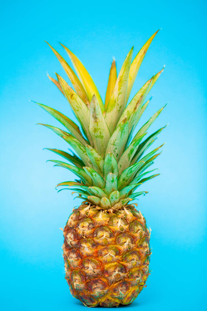 Świeży dojrzały ananas na niebieskim tle - Zdjęcie, obraz