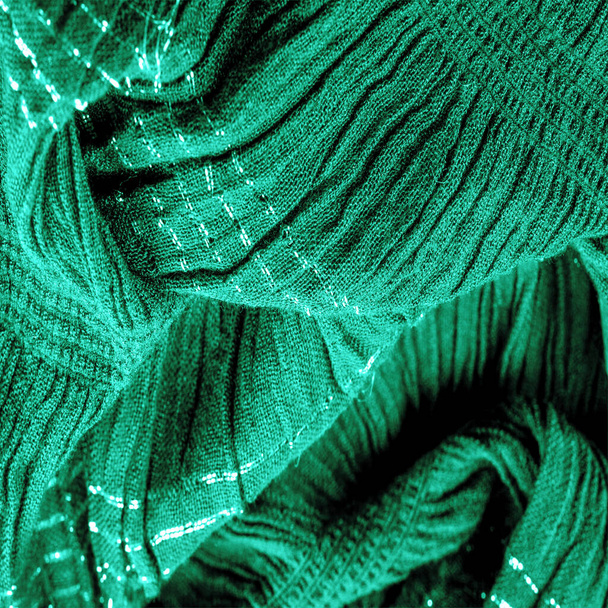 Tekstura tła obrazuje kolor tkaniny pod wodą, zielono-niebieską tkaninę falistą, tkaninę z równoległymi lub ukośnymi fałdami ze ząbkowanymi fałdami; produkty z takiej tkaniny. - Zdjęcie, obraz