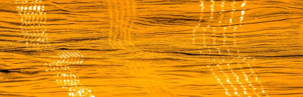 Arkaplan deseninin dokusu, süs süsü, altın sarısı kıvrımlı kumaş, paralel ya da çapraz kıvrımlı kumaş; böyle bir kumaştan çıkan ürünler. - Fotoğraf, Görsel