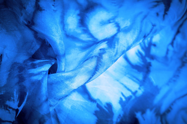 υφή, φόντο, μοτίβο, μπλε μεταξωτό ύφασμα με αφηρημένη εκτύπωση, έδαφος, πλαίσιο, λάτρης, φύλλο, πεδίο - Φωτογραφία, εικόνα