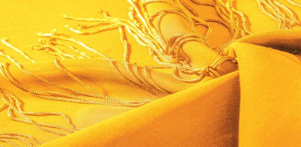 Pozadí textury hedvábné tkaniny. Je to přírodní Žlutý šátek, tento krásný nylonový satén vyrobený z rajonu s průhlednou rukou a nádherný lesk je ideální pro vaše projekty. - Fotografie, Obrázek
