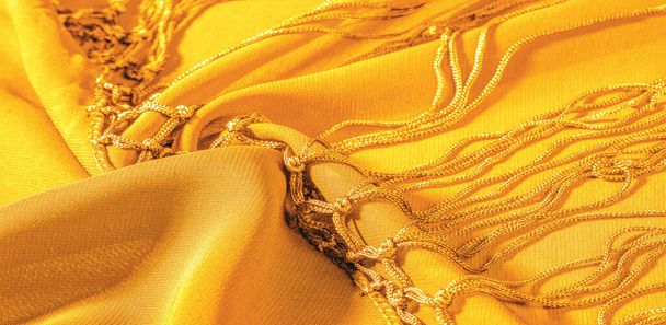 Тло текстури шовкової тканини. Це натуральний жовтий шарф, цей красивий нейлоновий атлас з прозорими руками і чудовий блиск ідеально підходить для ваших проектів
. - Фото, зображення
