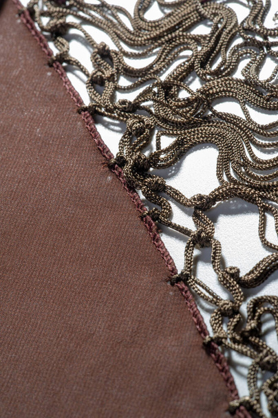 Achtergrond textuur van zijde weefsel. Dit is een natuurlijke bruine sjaal, deze mooie nylon satijn gemaakt van kunstmatige zijde met een heldere hand en een prachtige glans is perfect voor uw projecten. - Foto, afbeelding
