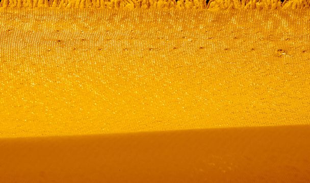 Photo Texture fond jaune jaunisse tissu de soie xantheuse Ce tissu de soie faux moyen / lourd a une belle brillance avec de légères variations de couleur pour donner l'apparence des balles dans le tissu
 - Photo, image