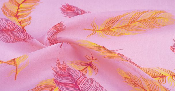 Textura de fundo, xale de mulher. Lenço de seda puro - Lenço pintado à mão com um padrão de penas de pássaro exótico com impressão digital
. - Foto, Imagem